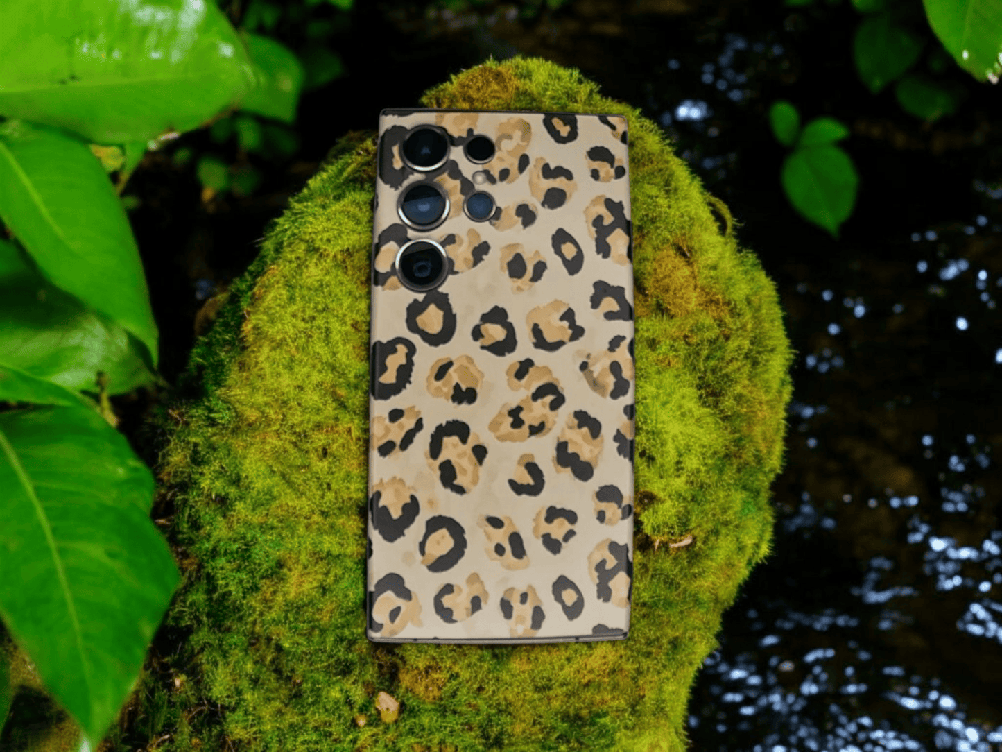 Leopardikuosinen Arctic Shield BackSkin puhelimessa luonnon keskellä – valmistettu Suomessa.