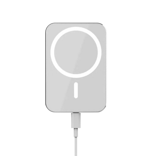 Valkoisen MagSafe-autolaturin sivuprofiili – ohut ja kompakti rakenne iPhoneen verrattuna