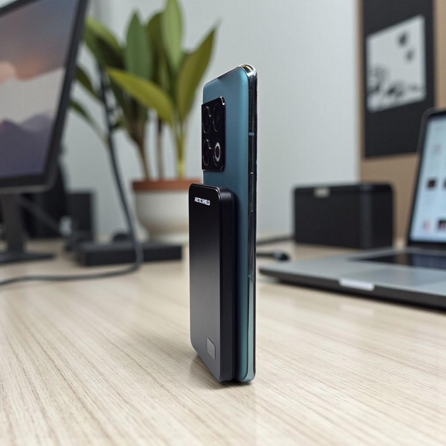 Arctic Shield MagSafe Power Bank kiinnitetty oneplussan taakse – 15 W langaton lataus käynnissä