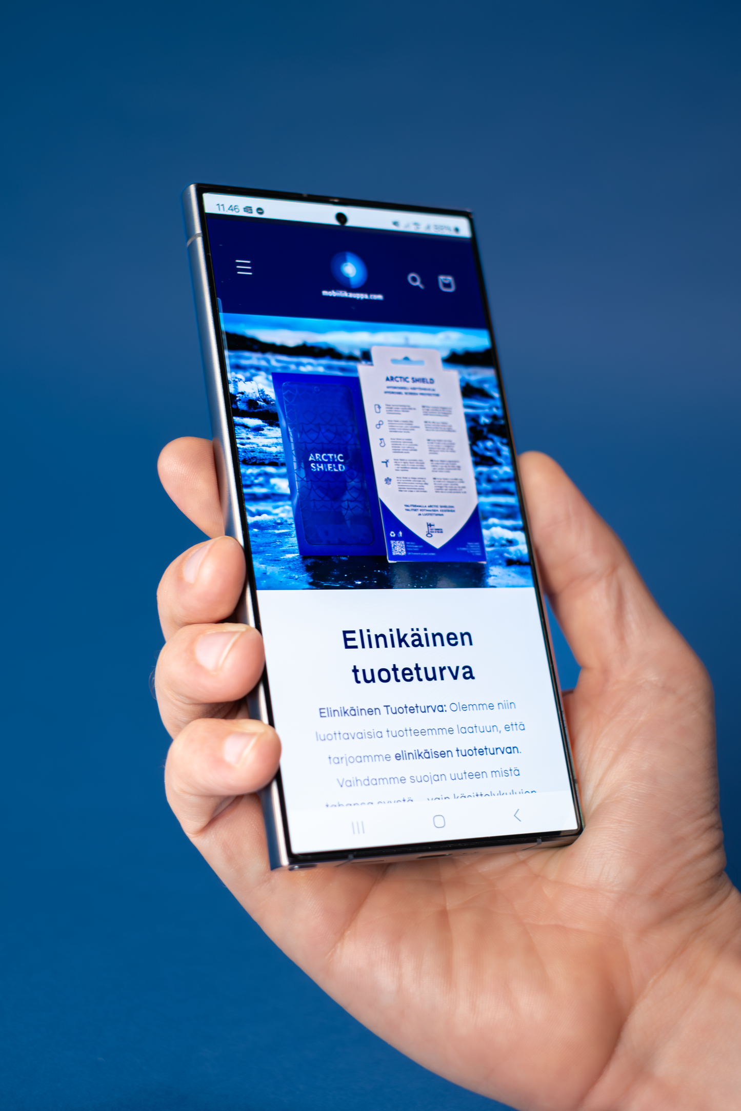 OnePlus 7 panssarikalvo asennettuna, puhelin kädessä – kirkas suojakalvo.