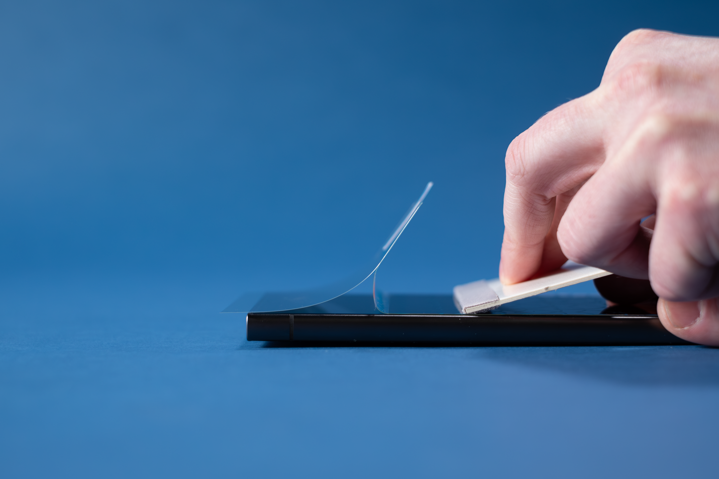 OnePlus 7 Pro panssarikalvo asennuksessa – kirkas suojakalvo asennusvaiheessa.