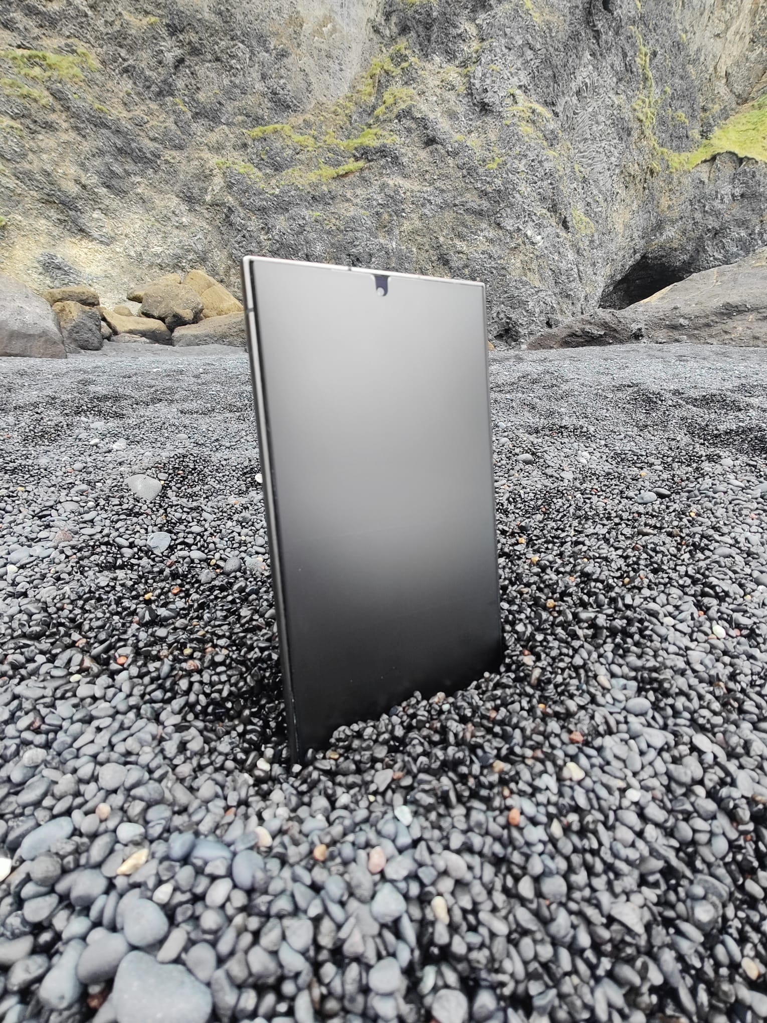 OnePlus 7T Pro privacy panssarikalvo asennettuna – mattapinta ja yksityisyyttä suojaava.