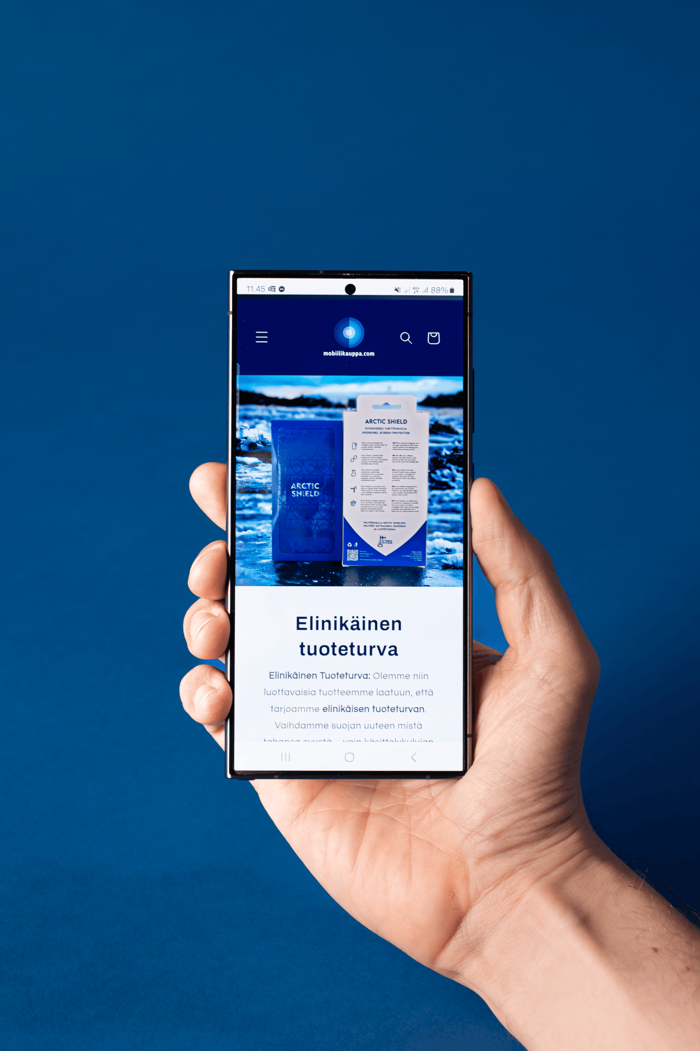 OnePlus 9RT panssarikalvo asennettuna, puhelin kädessä – kirkas hydrogel suojakalvo.
