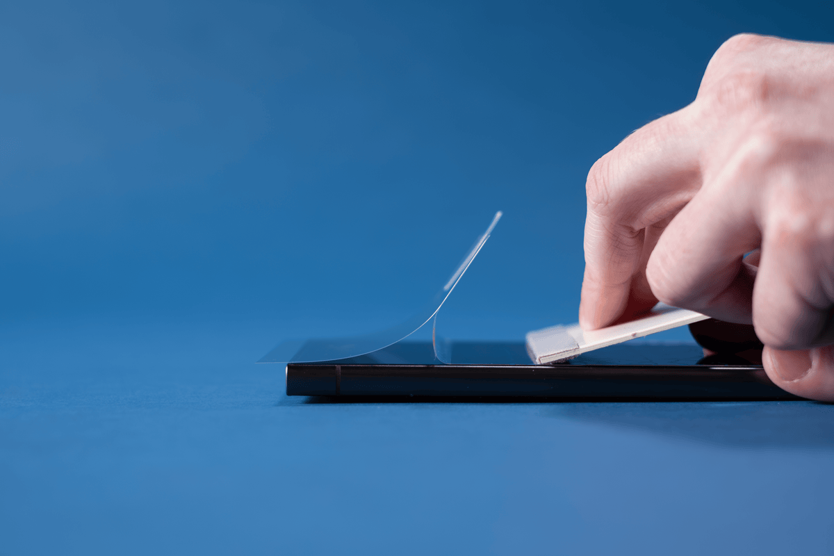 OnePlus Nord CE 2 Lite panssarikalvo asennuksessa – kirkas hydrogel suojakalvo asennusvaiheessa.