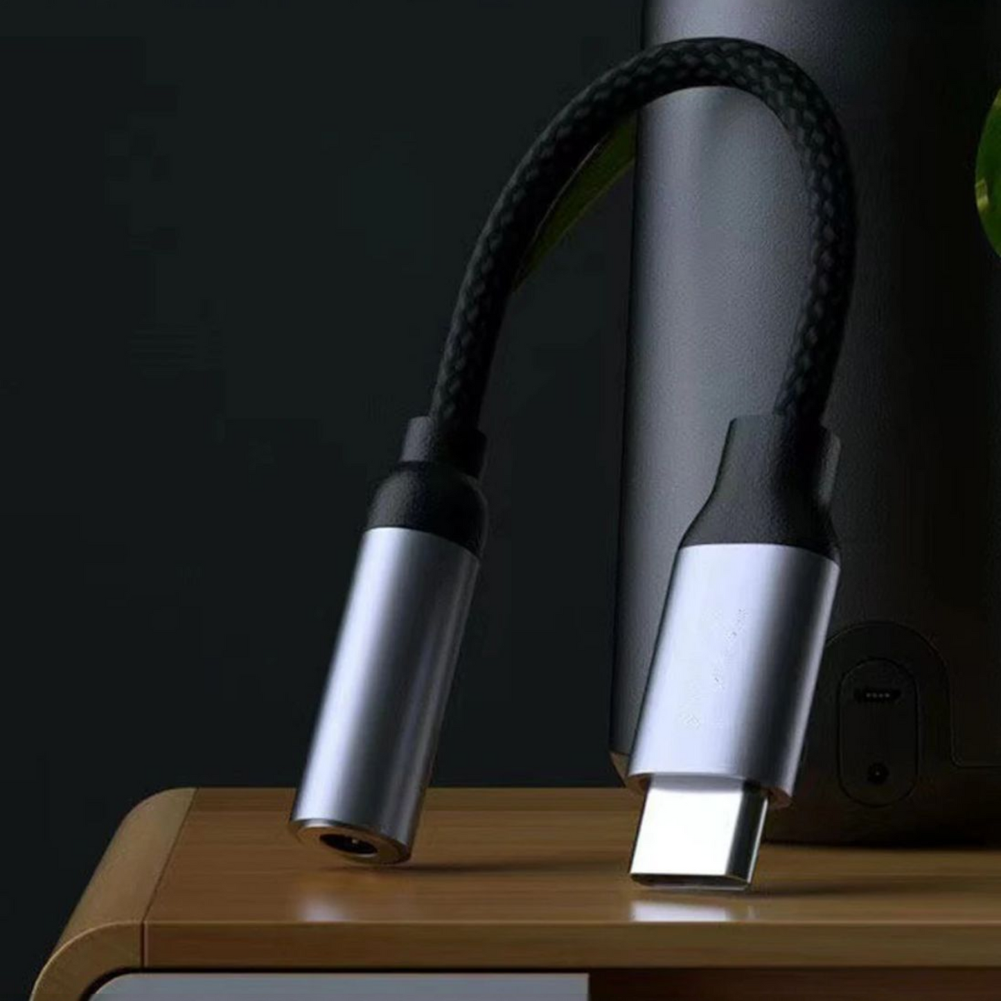 USB-C ➝ 3.5 mm kuulokeadapteri punotulla kaapelilla – lähikuva edestä