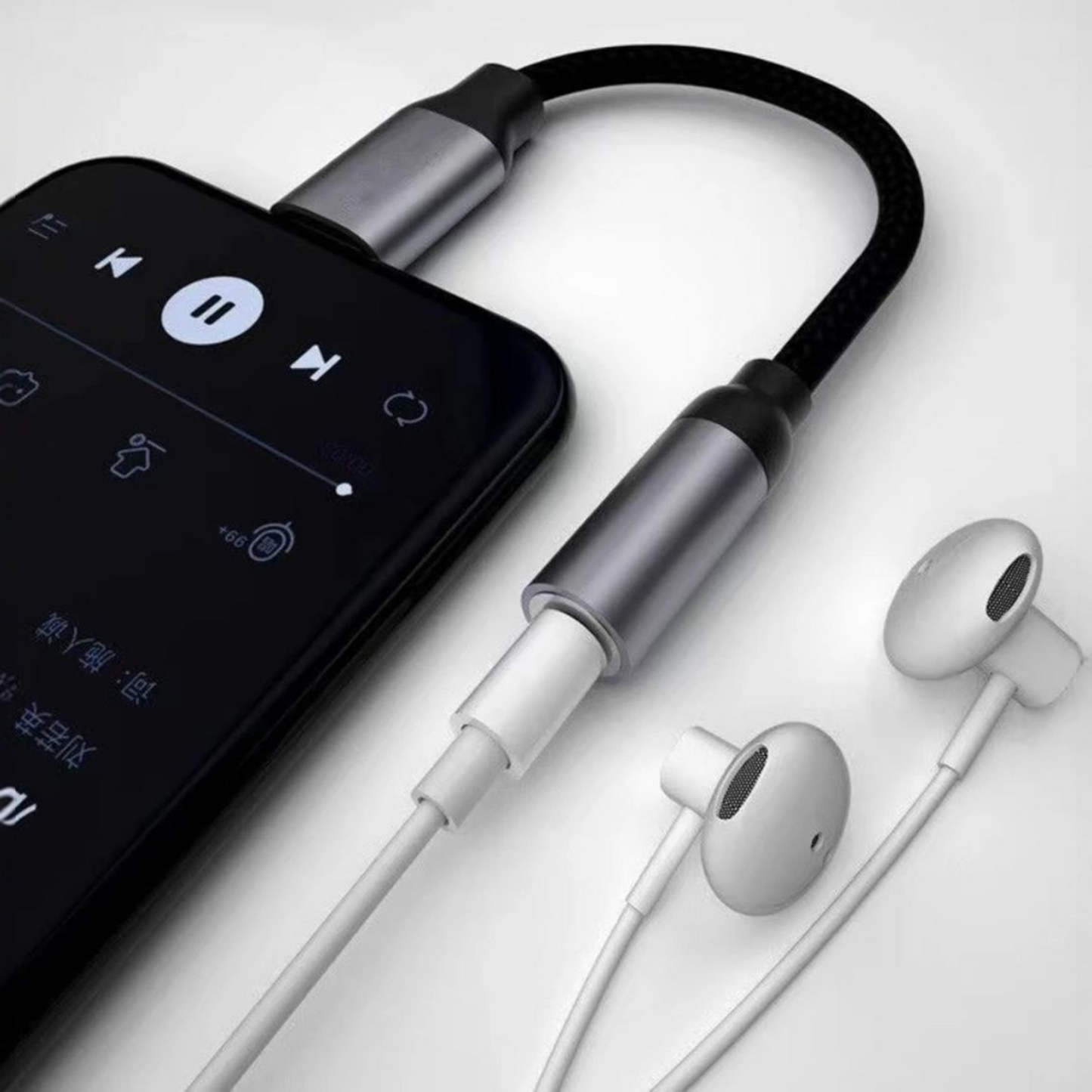 USB-C ➝ 3.5 mm kuulokeadapteri yhdistettynä musiikkia toistavaan puhelimeen ja langallisiin kuulokkeisiin