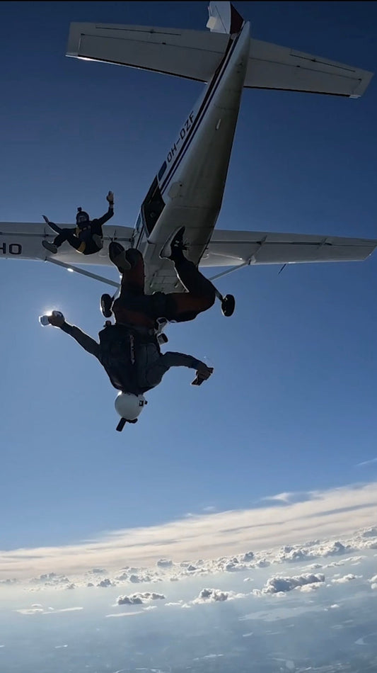 Laskuvarjohyppy 4000m arctic shield asennus