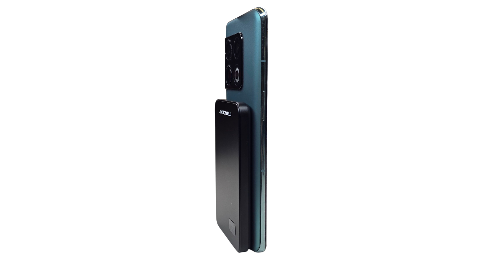 MagSafe Power Bank kiinnitetty OnePlus-puhelimen taakse – langaton lataus käynnissä Arctic Shield -tyylillä