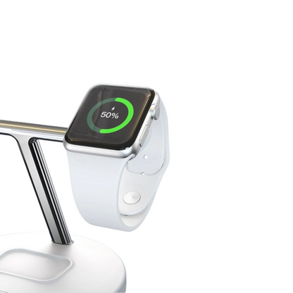 Apple Watch latauksessa valkoisessa MagSafe-lataustelineessä