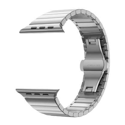 Hopeinen Apple Watch metalliranneke kiinnitettynä kelloon