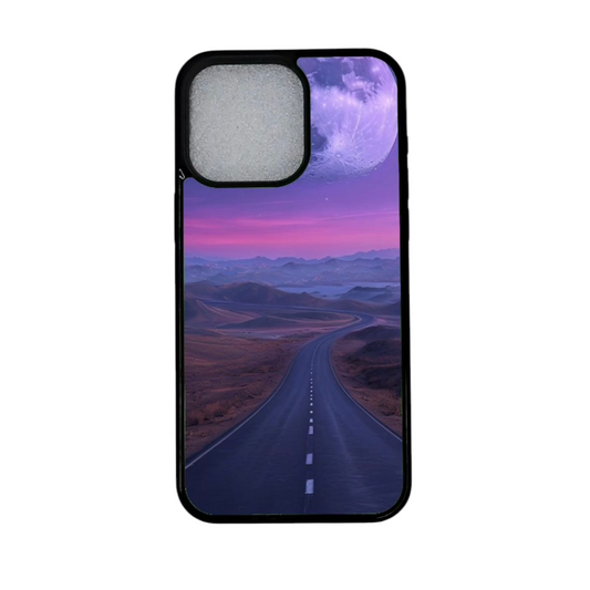iPhone 12 Pro kuori, jossa purppurainen kuu ja vuoritie