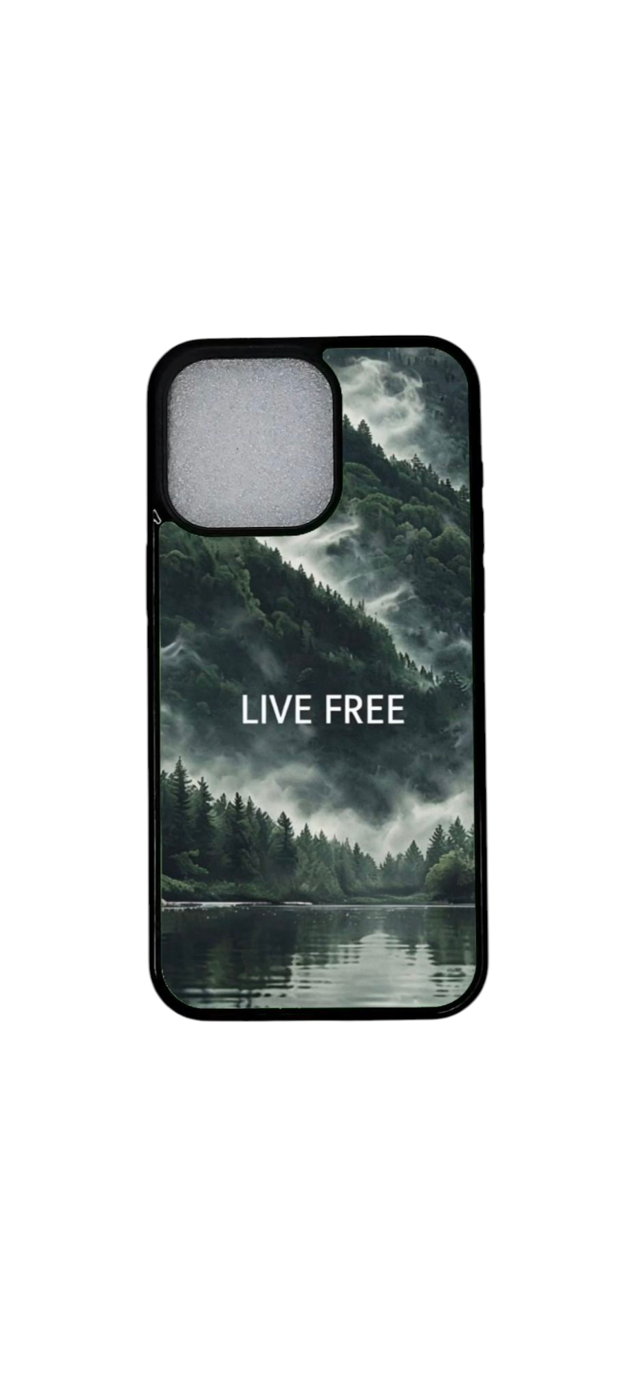 iPhone 12 Pro kuori metsän ja järven maisemalla – Live Free -design (laaja kuva)