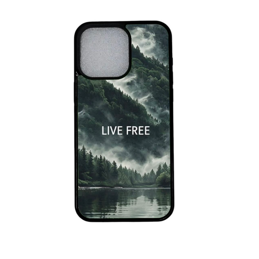iPhone 12 suojakuori vuorimaisemalla ja tekstillä Live Free – etunäkymä