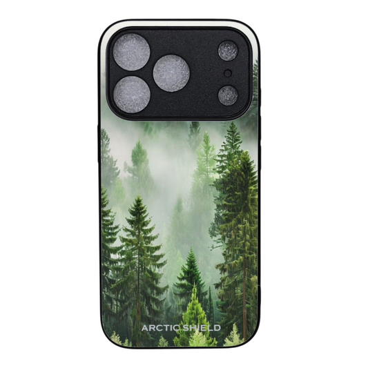 iPhone 17 Pro suojakuori MagSafe yhteensopiva – Arctic Shield metsäkuosi sumuisilla havupuilla

