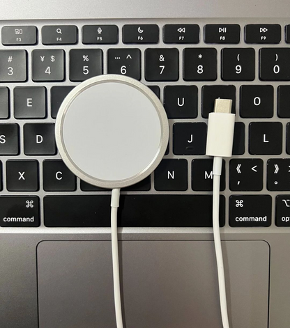 Laturi iPhone MagSafe-valkoinen langaton laturi USB-C:llä kannettavan päällä
