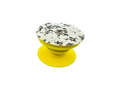 Popsocket-tyylinen puhelimen pidike M05-lumimaastokuosilla ja keltaisella taustalla.