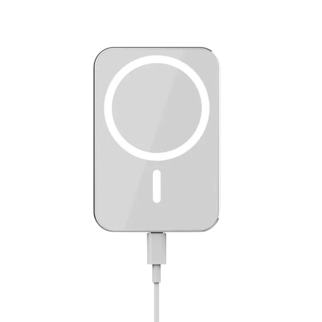 Valkoisen MagSafe-autolaturin sivuprofiili – ohut ja kompakti rakenne iPhoneen verrattuna
