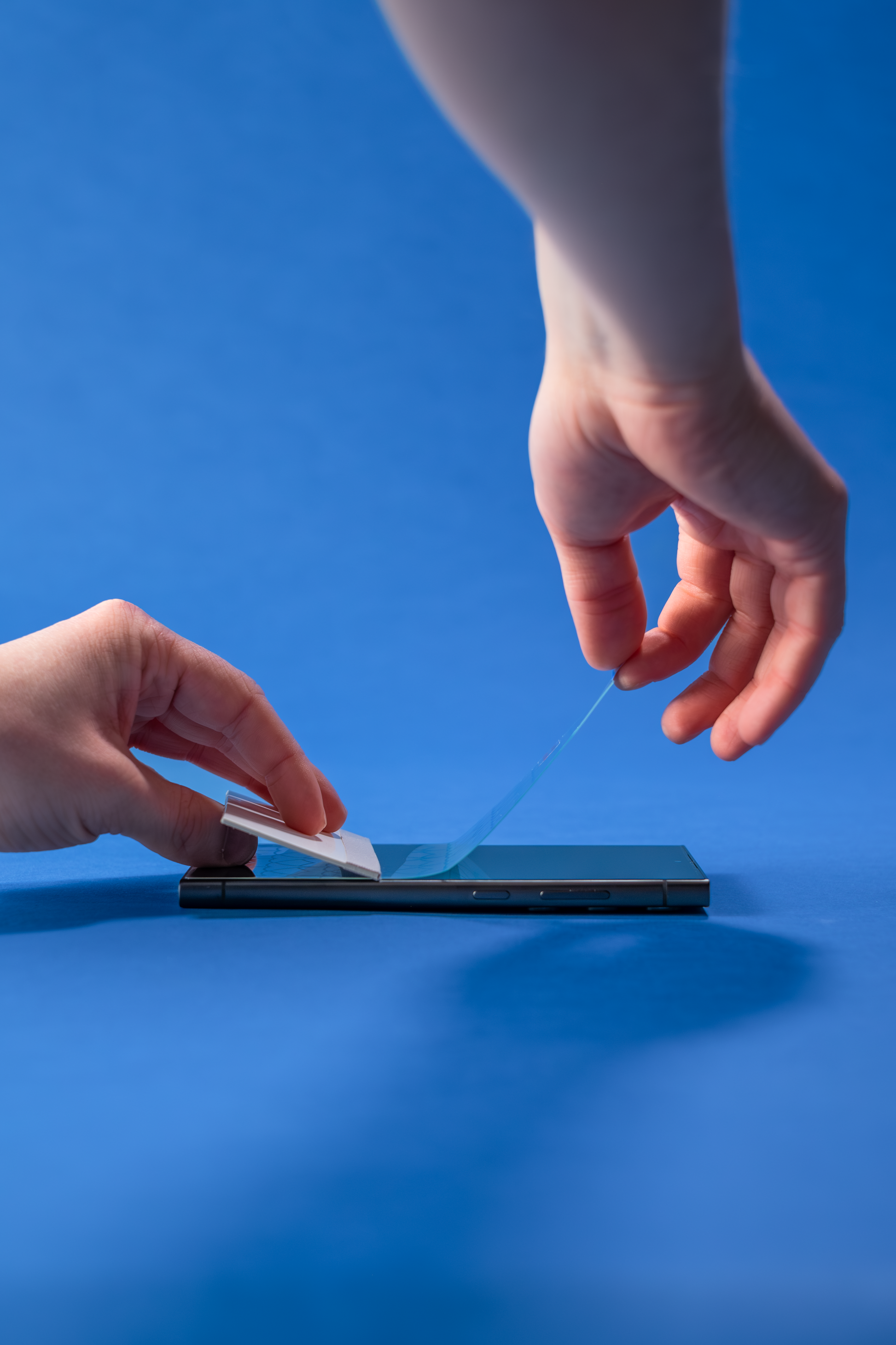OnePlus 9 panssarikalvon asennus sivulta – ohut ja istuva mattapintainen kirkas suoja.