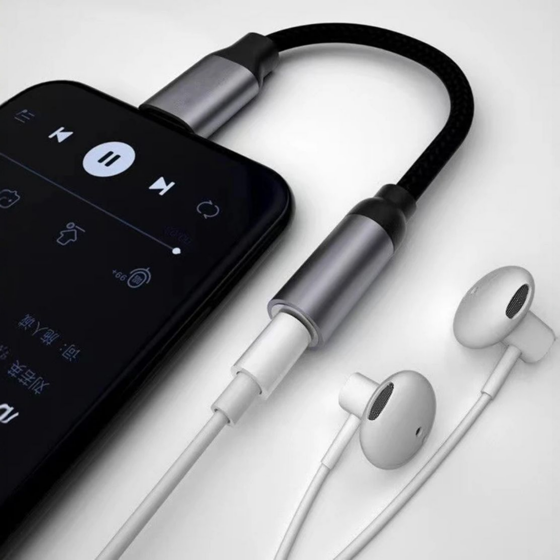 USB-C ➝ 3.5 mm kuulokeadapteri yhdistettynä musiikkia toistavaan puhelimeen ja langallisiin kuulokkeisiin