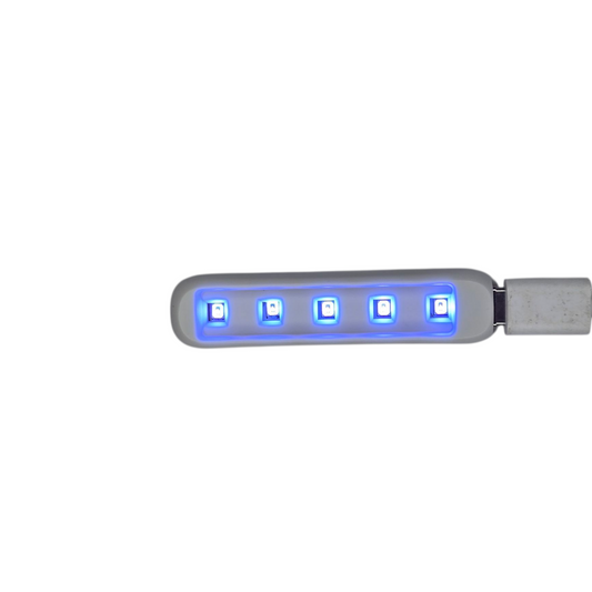 UV-ledit päällä ja liitettynä USB-C:hen